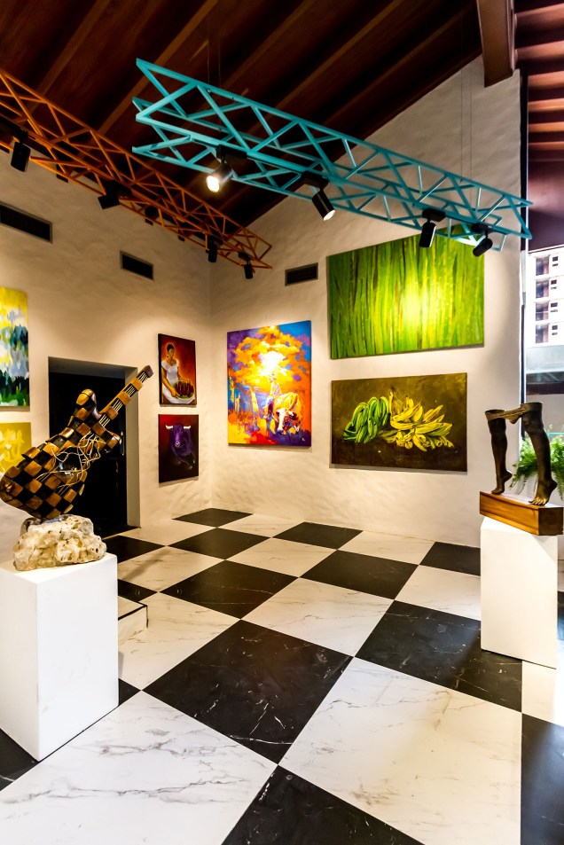 <strong>Galeria de Arte</strong> – O espaço privilegia as pinturas e esculturas de 28 artistas locais, que também expõem suas obras em outros ambientes de CASACOR. O piso geométrico acrescenta uma atmosfera lúdica ao espaço.