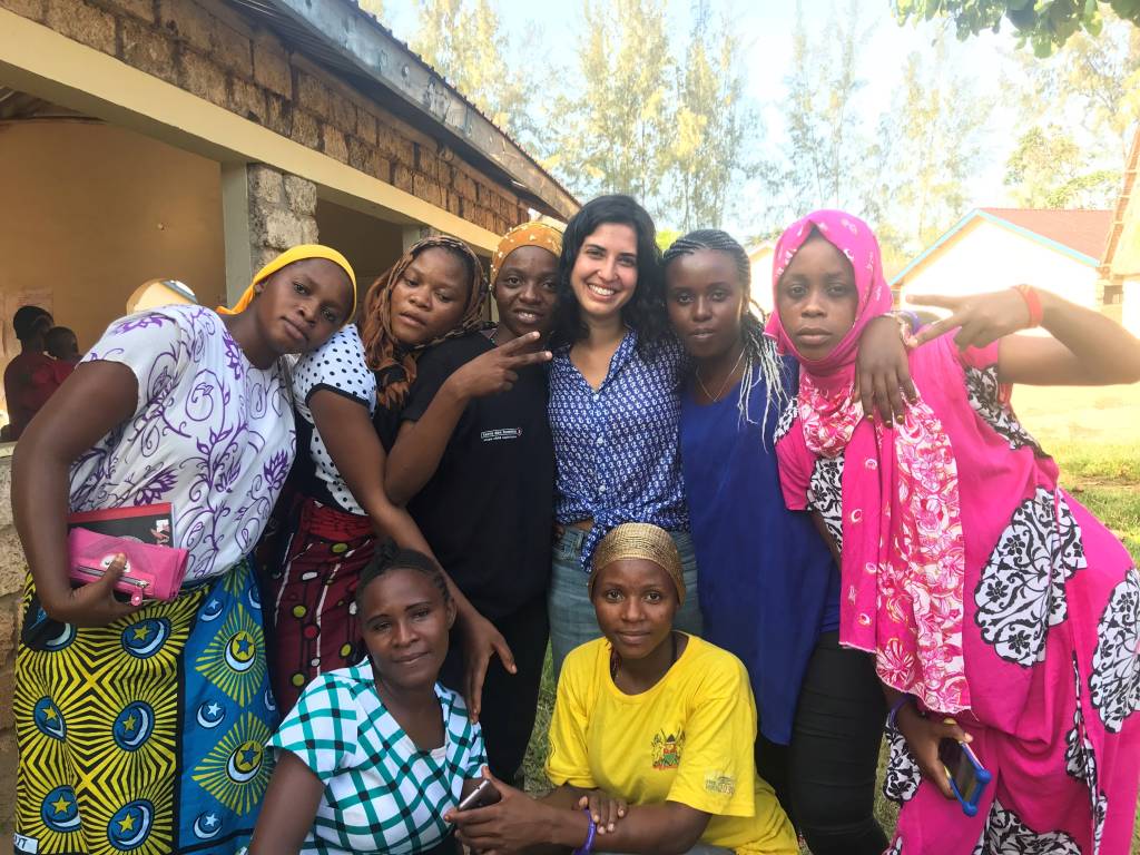 Fernanda Feher e mulheres africanas no Quênia. Fernanda Feher e mulheres africanas no Quênia.
