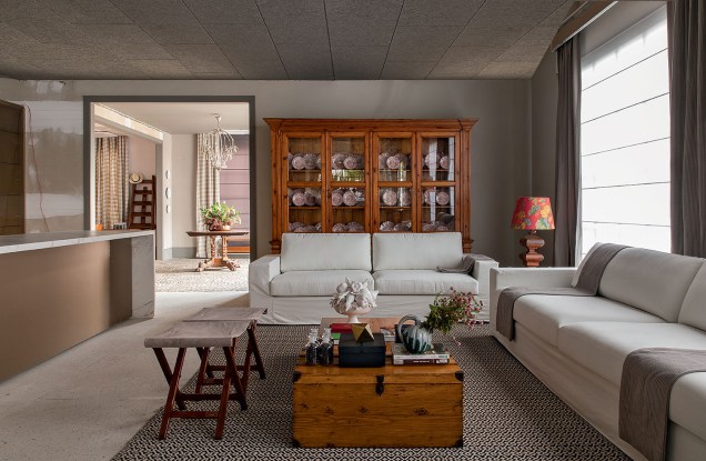 Living do Restaurante - Gustavo Paschoalim. Com 600m², o espaço conta com três ambientes: living, lounge do restaurante e salãoprincipal. Inspirado na arquitetura das residências da região dos Hamptons e no estilo de vidacosmopolita de Manhattan, é um mix de estilos entre o contemporâneo e o clássico.