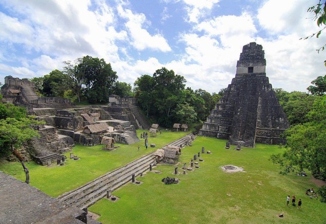 Tikal - Guatemala | Yavin 4. As ruínas de uma cidade maia abrigaram uma base rebelde no Episódio IV. O parque nacional de Tikal, na Guatemala, foi o local escolhido por George Lucas para ilustrar a lua coberta por selva, de Yavin 4. Em 1979, o parque nacional foi reconhecido como um Patrimônio Mundial da UNESCO. Existem rumores de que Yavin 4 pode aparecer no Episódio IX, previsto para ser lançado em dezembro de 2019.