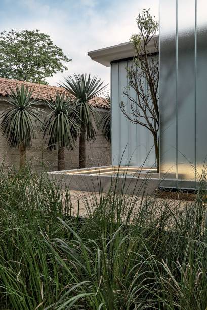 Jardim dos Dragoeiros - Zanardo Paisagismo. Estreante, Luciano Zanardo chega com o Jardim dos Dragoeiros. O espaço traz o conceito do Xeropaisagismo (plantas que exigem pouca água e têm alta resistência a ventos fortes e doenças) e a valorização das espécies brasileiras. Com 100m², o jardim revela um mix de formas e tons para estimular as sensações dos visitantantes. Entre as muitas espécies destacadas está a Dracaena Draco, conhecida popularmente como “dragoeiro”, que dá nome ao espaço. O ambiente conta ainda com espelho d'água, deck em madeira e iluminação especial para evidenciar o paisagismo.