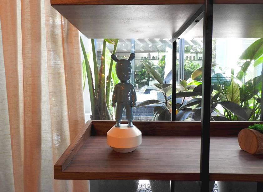 No <strong>Living Gourmet</strong>, assinado pelo escritório WM Arquitetura, há também uma estátua que compõe o décor. Ela se chama <em>O Convidado</em> e foi elaborada pelo designer Jaime Hayon para o atelier Lladró. Feita de porcelana e cerâmica, a escultura é inesperada, cativante e única.
