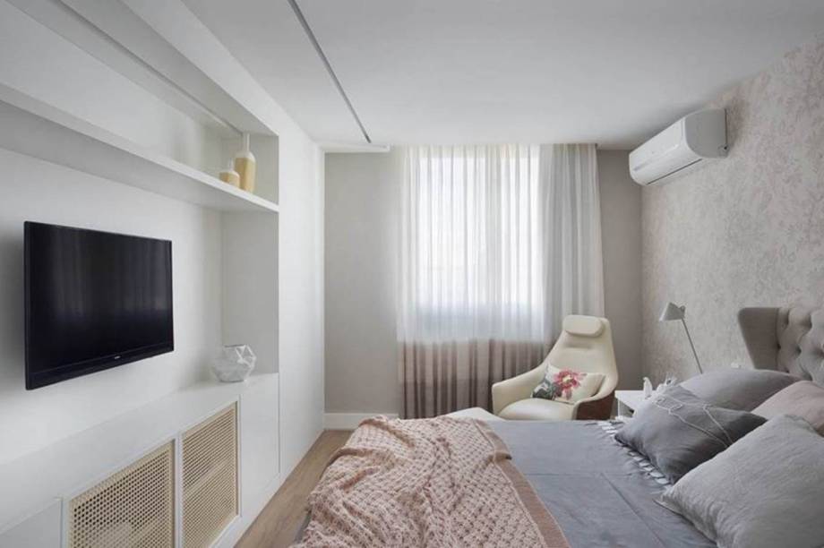 <span> Estampas discretas surgem nos quartos forrados de papel de parede. O quarto de uma das filhas recebeu painel em tijolos de cerâmica com acabamento rústico e pintura branca.</span> <span> Estampas discretas surgem nos quartos forrados de papel de parede. O quarto de uma das filhas recebeu painel em tijolos de cerâmica com acabamento rústico e pintura branca.</span>