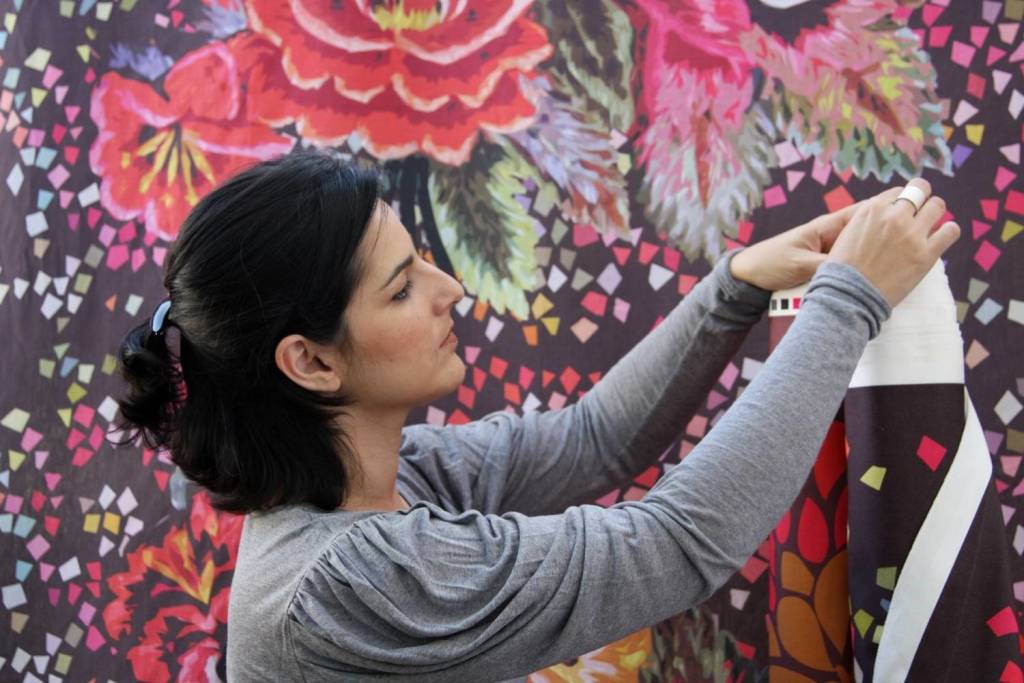 A Galeria Yankatu expõe painéis de artesanato de designer mineira