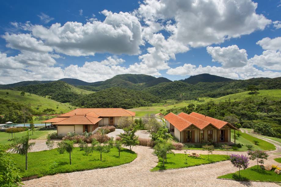 As áreas residenciais (que incluem casa principal e casa de hóspedes) da Fazenda Nascente, em Minas Gerais, foram projetadas por Gisele Taranto.