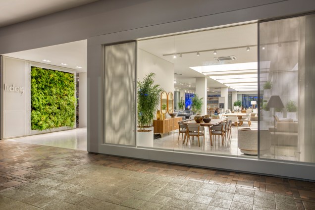 O showroom da marca de móveis Líder Interiores no CasaShopping, no Rio de Janeiro, ganhou repaginação total em 2018 ampliando o seu espaço para 1400 m².