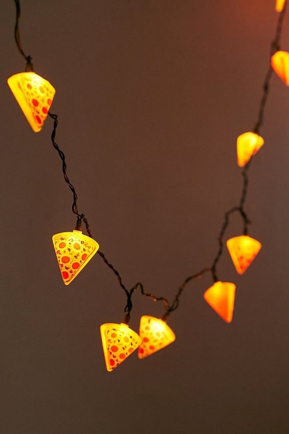 Luzes decorativas que são mini-pizzas. Infelizmente, este produto já saiu de estoque da loja Ankit, mas você pode acompanhar no <a href="https://shopankit.com/">site</a> todas as novidades.