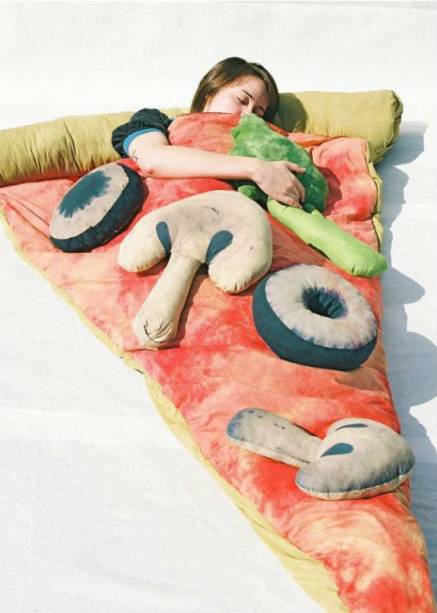 Um saco de dormir que é uma pizza vegetariana! Para descansar a cabeça em paz com os animais. Quase no fim do estoque, neste <a href="https://www.etsy.com/listing/96236038/plain-slice-of-pizza-sleeping-bag-last?zanpid=10690_1562785628_5d6cf757b733a0ec03d1483446b51019&utm_medium=affiliate&utm_source=affiliate_window&utm_campaign=row_buyer&utm_content=78888&utm_term=82275&awc=10690_1562785628_5d6cf757b733a0ec03d1483446b51019">site</a>.