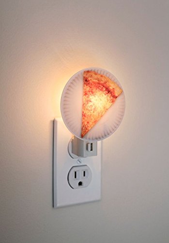 Uma luz de tomada para guiar o caminho até uma fatia de pizza no silêncio da madrugada. À venda na <a href="https://www.amazon.com/dp/B01BPN7VU2?creativeASIN=B01BPN7VU2&linkCode=w61&imprToken=Z04TTDzBtE-MCoA1Nu-13g&slotNum=34&tag=bfrebecca-20&ascsubtag=4791752%2C16%2C30%2Cd%2C0%2C0%2C0%2C736%3A2">Amazon</a>.