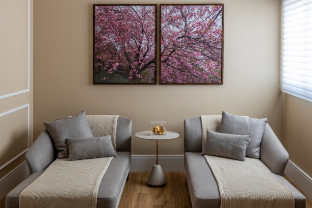 O estilo do quarto é clássico com releitura contemporânea. Os quadros de cerejeiras – árvore que remete às origens da cliente –, também são da fotógrafa Gigi Monteiro.
