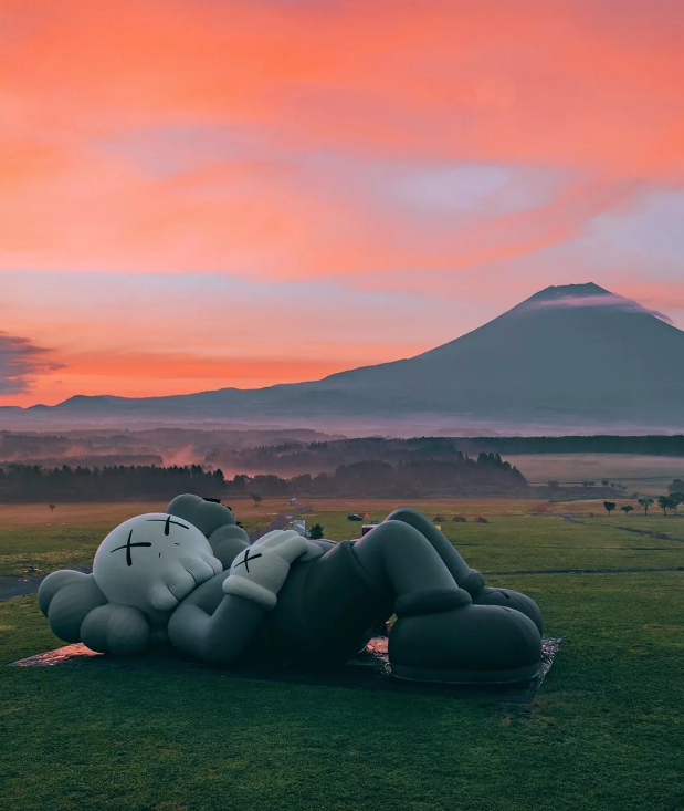 1-kaws-instala-exposicao-intinerante-no-monte-fuji