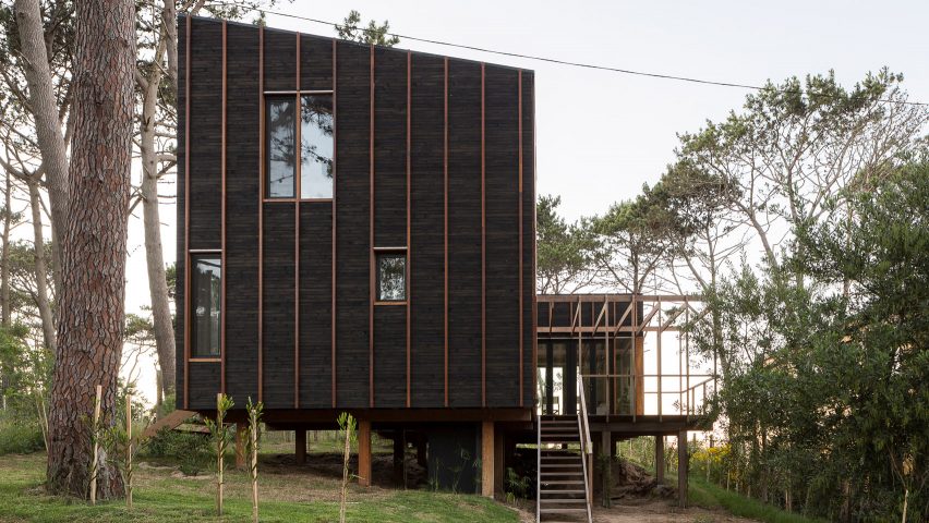1-listras-de-madeira-detalham-casa-no-uruguai-rural 1-listras-de-madeira-detalham-casa-no-uruguai-rural