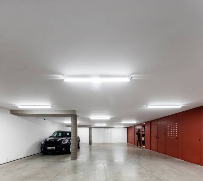 Ao subsolo coube abrigar a garagem e área técnica da casa. Ao subsolo coube abrigar a garagem e área técnica da casa.