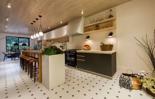 O estilo escandinavo inspirou Linda Martins e Cris Araújo no projeto desta cozinha. Por todo o espaço, é visível o foco no bem estar e na funcionalidade. O mobiliário sem grandes adornos possui linhas retas e puxadores em cava