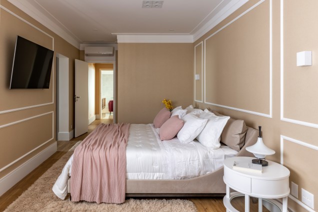 Nas paredes, foi usada boiserie, e a pedido da cliente foi feito um espaço para descanso com duas chaise Phili com costas de couro e estofado de linho, confortáveis e sofisticadas de acordo com o contexto da suíte. Nas paredes, foi usada boiserie, e a pedido da cliente foi feito um espaço para descanso com duas chaise Phili com costas de couro e estofado de linho, confortáveis e sofisticadas de acordo com o contexto da suíte.