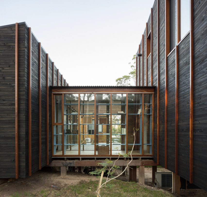 Listras de madeira detalham e harmonizam casa no Uruguai