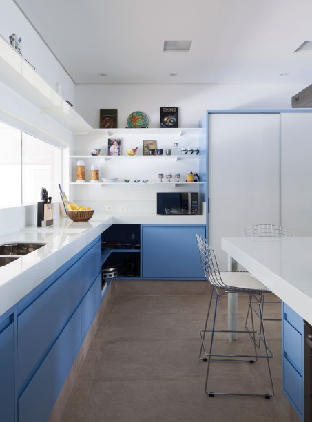 Seguindo a tendência candy color, o azul preenche o mobiliário desta cozinha, assinada pela designer Maria di Pace. O branco completa a paleta de cores
