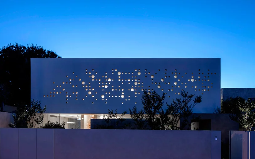3-casa-em-Israel- com-fachada-de-concreto-perfurada 3-casa-em-Israel- com-fachada-de-concreto-perfurada