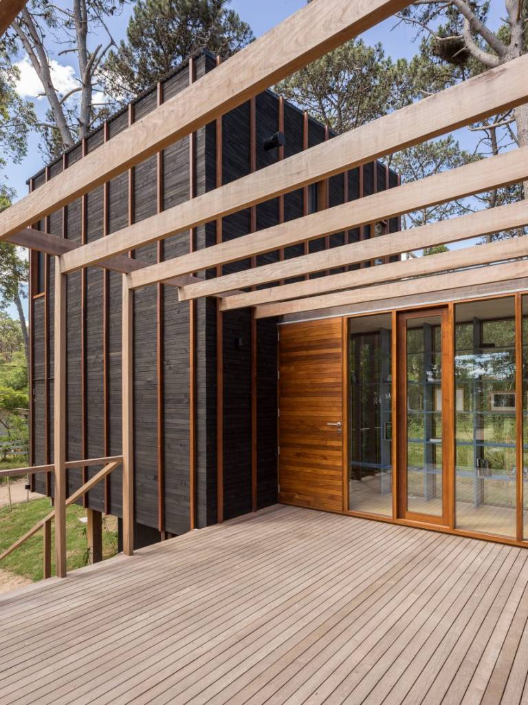 3-listras-de-madeira-detalham-casa-no-uruguai-rural 3-listras-de-madeira-detalham-casa-no-uruguai-rural