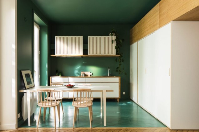 Os arquitetos do Les Ateliers Tristan & Sagitta reformaram este apartamento em Paris. A cozinha ganhou tinta verde nas paredes e no piso. O mobiliário, branco e de madeira clara, tem peças soltas e com design minimalista, o que colabora com a sensação de espaço amplo, aberto e organizado