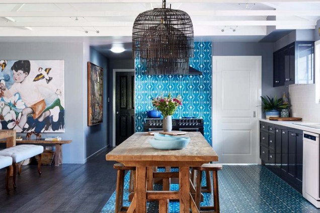 Na hora de decorar sua casa, a designer australiana Margaret Scholley não teve medo de ousar. Na cozinha, integrada com a sala de jantar, a cor azul e a madeira são os grandes destaques