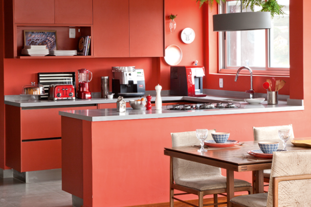 Variações da mesma cor compõem a paleta desta cozinha, os tons avermelhados estão por toda parte, como o goiaba, no armário laminado, e o apimentado, nas paredes. O projeto tem assinatura do Pro.a Arquitetos Associados