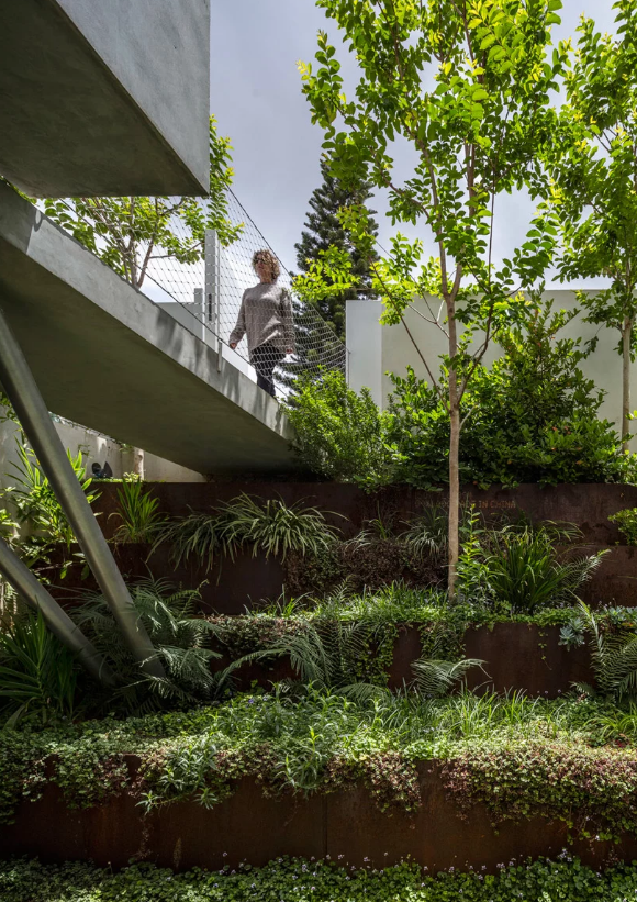 4-casa-em-Israel- com-fachada-de-concreto-perfurada