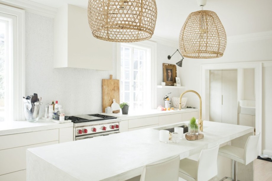 A cozinha da designer Lisa Sherry possui um estilo clean e minimalista. A decoração toda branca ajuda a manter o aspecto de limpeza e torna o ambiente melhor iluminado