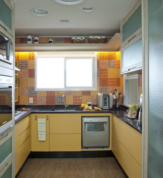 O amarelo é estrela nesta cozinha, o tom aparece com força na laca dos armários e em tons secundários na parede. A decoração despojada não deixa de lado a elegância, o projeto é assinado pelo escritório Andrade & Mello Arquitetura