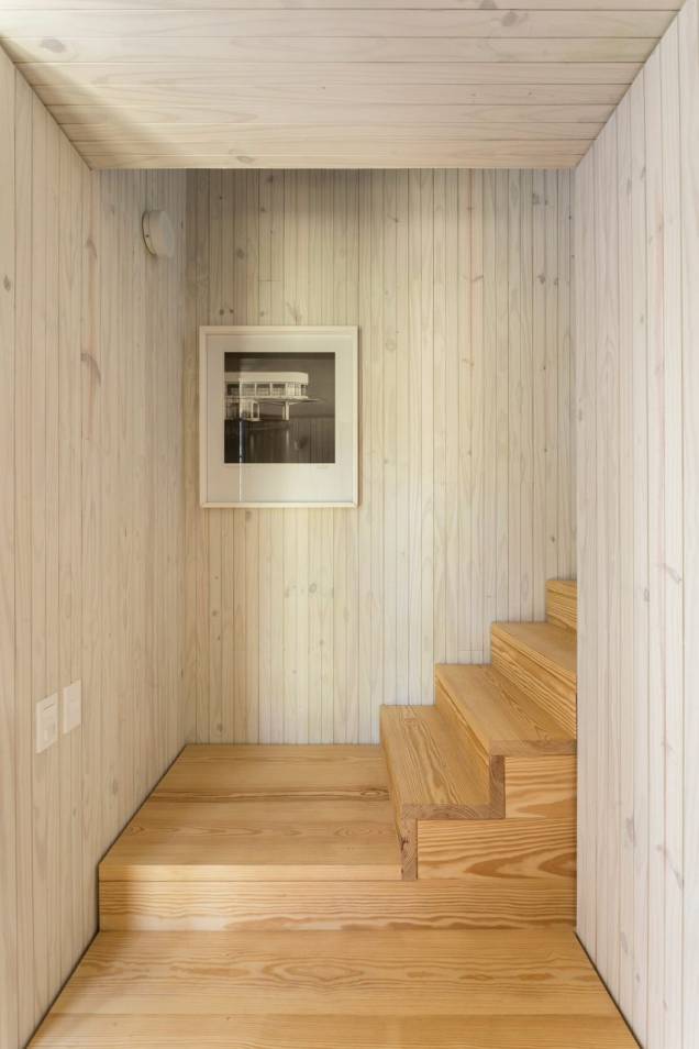 No piso térreo, a cozinha, sala de estar e sala de jantar estão localizados em um volume de um andar que é orientado para contemplar a água. Um terraço de vidro e passarela separam esta da outra metade da casa, que tem um segundo andar e contém os dois quartos. No piso térreo, a cozinha, sala de estar e sala de jantar estão localizados em um volume de um andar que é orientado para contemplar a água. Um terraço de vidro e passarela separam esta da outra metade da casa, que tem um segundo andar e contém os dois quartos.