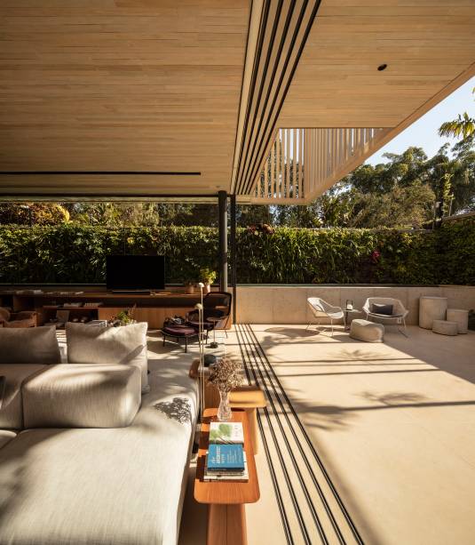 Um jardim vertical foi criado no muro lateral e no dos fundos, para harmonizar o jardim da casa ao lado. Um jardim vertical foi criado no muro lateral e no dos fundos, para harmonizar o jardim da casa ao lado.