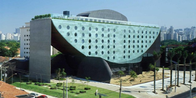 Ruy Ohtake é um dos principais arquitetos brasileiros. Projetos, como o Hotel Unique, são elementos icônicos na cidade de São Paulo.