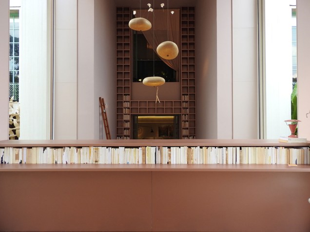 O <strong>Terraço Aurora</strong>, do escritório BC Arquitetos, traz uma estante minimalista que tem os livros embutidos e completa o ambiente, reforçando a inspiração "poética contemporânea" do décor.