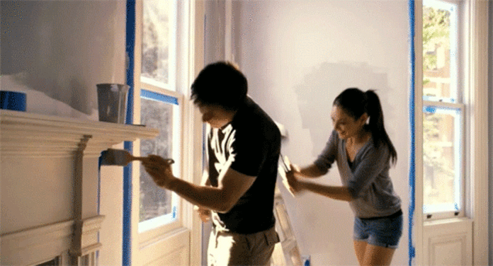 gif com casal pintando paredes