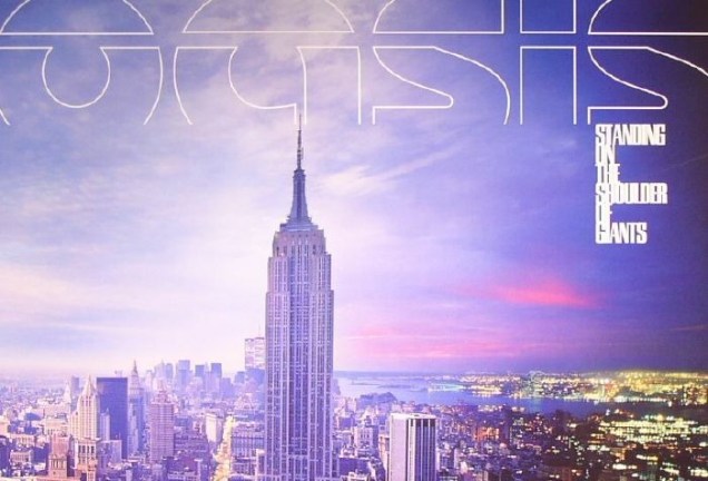 Oasis - Standing on the Shoulder of Giants. O quarto álbum do Oasis foi lançado em 2000. A capa retrata o skyline de Nova York e é a junção de uma série de fotos feitas do telhado do Rockefeller Center. O destaque é para o Empire State Building, prédio mais alto da cidade e um dos mais altos do mundo.