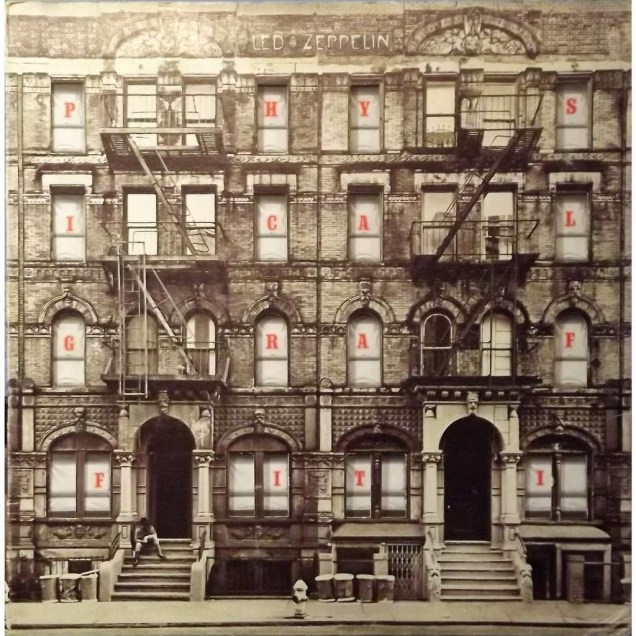 Led Zeppelin - Physical Graffiti. Lançado em 1975, Physical Graffiti é o sexto álbum da banda britânica e o primeiro editado pela gravadora criada pelo quarteto. A capa é uma foto do edifício 96 & 98 St. Mark's Place, em Nova York. Originalmente o prédio tem cinco andares, mas para caber na diagramação da capa, o quarto andar foi removido graficamente.