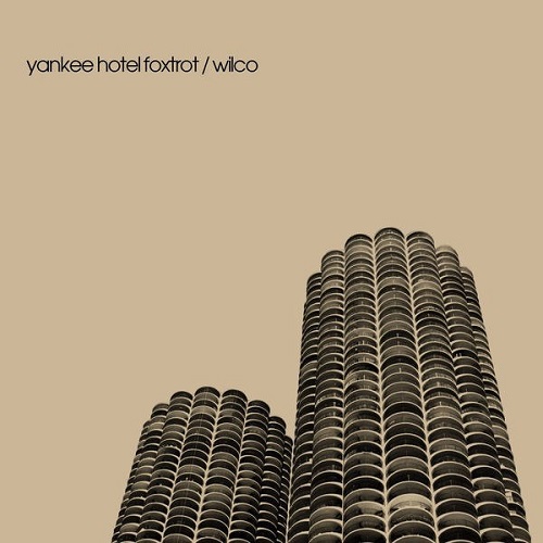 Wilco - Yankee Hotel Foxtrot. O quarto álbum do Wilco, de 2002, homenageia a cidade natal da banda. A capa é uma representação do Marina City, prédio com torres duplas em Chicago. Quando a construção do Marina City foi concluída, em 1964, ele foi considerado o edifício residencial mais alto do mundo.