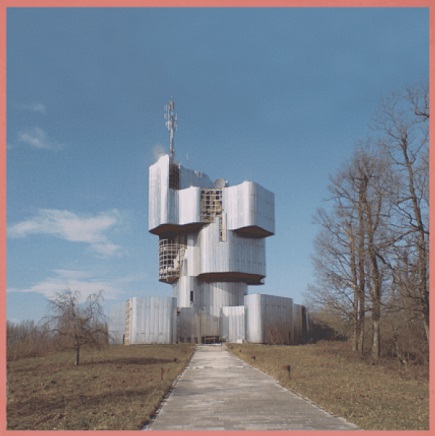 Unknown Mortal Orchestra - Unknown Mortal Orchestra. O álbum de estreia da banda de rock psicodélico apresenta uma capa futurista repleta de história. O monumento estampado no álbum é o Petrova Gora, na Croácia, que serviu de homenagem para quem lutou contra o nazismo. A construção foi projetada por Vojin Bakić. Atualmente o prédio está abandonado e sem manutenção, mas é possível visitá-lo.