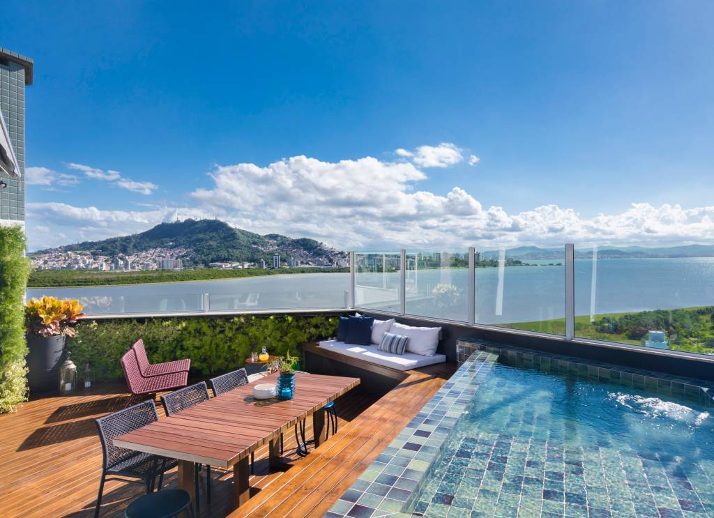 1-piscina-e-mar-se-fundem-em-cobertura-de-florianopolis 1-piscina-e-mar-se-fundem-em-cobertura-de-florianopolis