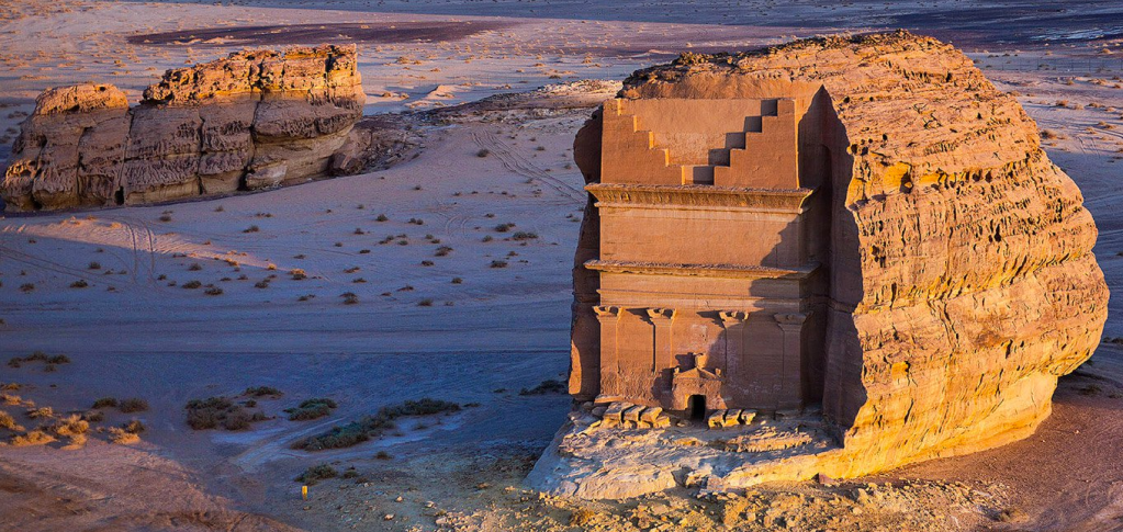1-resort-de-luxo-e-projetado-entre-as-rochas-da-arabia-saudita 1-resort-de-luxo-e-projetado-entre-as-rochas-da-arabia-saudita