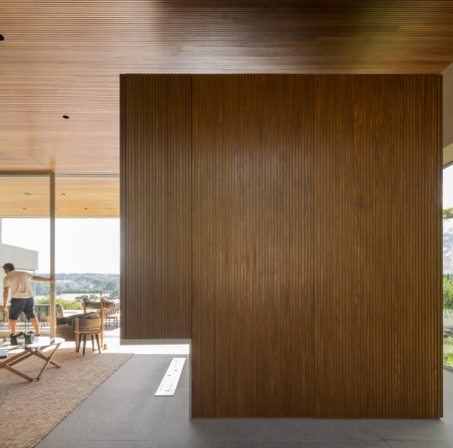 Pisos brancos, paredes e tetos de madeira e uma variedade de móveis contemporâneos e modernistas decoram a NVD House. Muitas peças são em tons de branco, creme e marrom, e a decoração foi elaborada por Noura Van Dijk. Pisos brancos, paredes e tetos de madeira e uma variedade de móveis contemporâneos e modernistas decoram a NVD House. Muitas peças são em tons de branco, creme e marrom, e a decoração foi elaborada por Noura Van Dijk.
