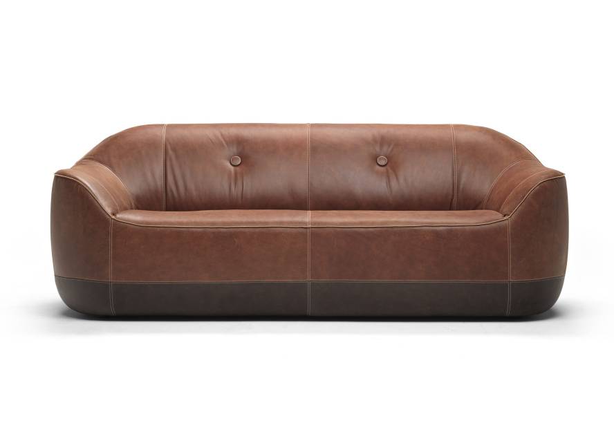 O designer holandês Marcel Wanders assina o sofá Furrow, lançamento da coleção Agronomist da Natuzzi. A peça, assim como toda a linha, é inspirada na geografia e na paisagem de Puglia, região italiana onde a marca foi fundada. O modelo é arredondado, encapsulado como uma concha, coberto de couro marrom-avermelhado e terminado em costura de lombada; faz alusão ao marrom quente da terra recém-cultivada.
