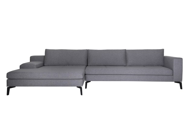 O sofá Milan da Claridge House tem chaise, tecido de algodão cinza, estrutura de metal revestida em lâmina (medidas: 3,33 x 0,84 x 0,93 m). O produto é comercializado por R$ 13.718.