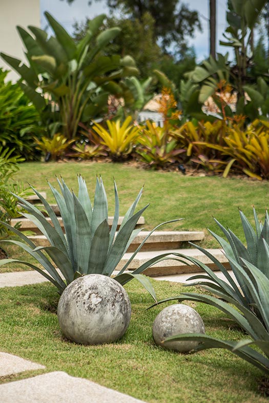 2-jardim-tropical-exibe-variedade-de-especies-e-atmosfera-relax 2-jardim-tropical-exibe-variedade-de-especies-e-atmosfera-relax