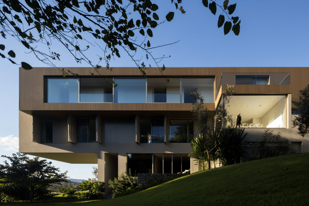 3-casa-em-sao-paulo-tem-no-teto-piscina-cantilever-e-campo-de-golfe 3-casa-em-sao-paulo-tem-no-teto-piscina-cantilever-e-campo-de-golfe
