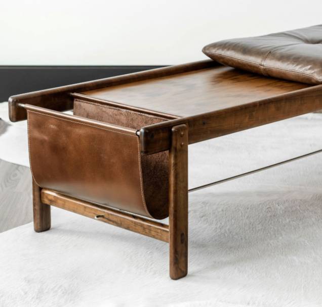 Couro e madeira dão forma ao banco Marina, assinado por Lucas Bond para a Decormade. A peça dinâmica tem almofada solta e, por isso, pode ser transformada em mesa de centro ou apoio para os pés. A marca curitibana renova sua participação no Studio High. Couro e madeira dão forma ao banco Marina, assinado por Lucas Bond para a Decormade. A peça dinâmica tem almofada solta e, por isso, pode ser transformada em mesa de centro ou apoio para os pés. A marca curitibana renova sua participação no Studio High.