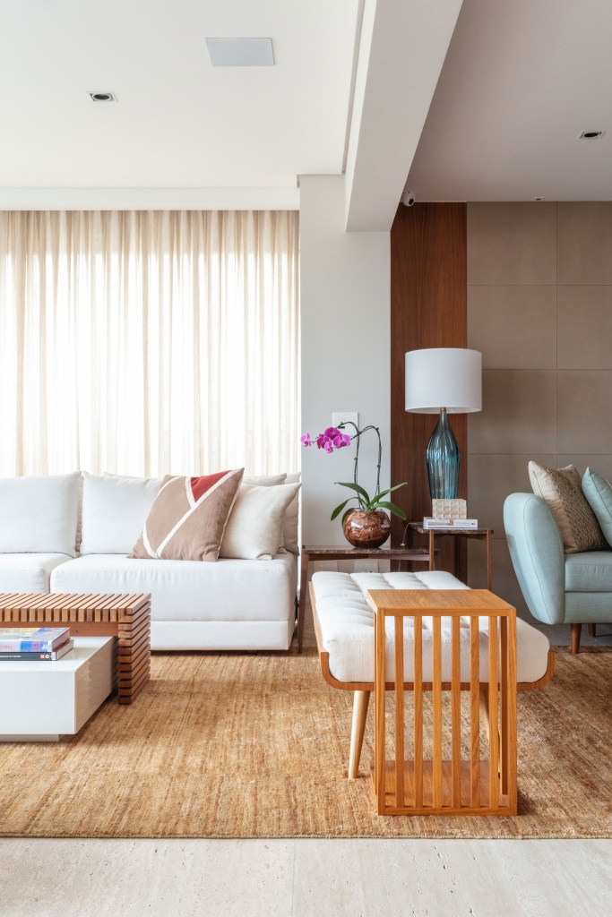 varanda; varanda integrada; cortina; sala de estar; sofá branco; tapete bege; lustre