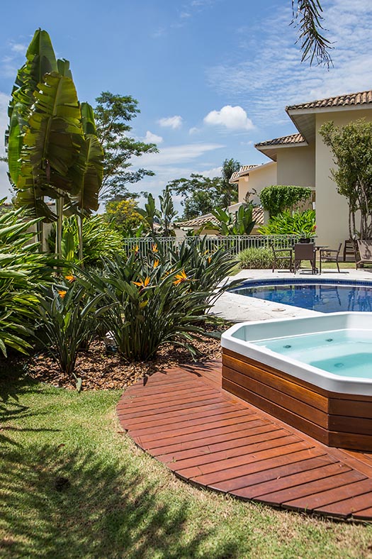 3-jardim-tropical-exibe-variedade-de-especies-e-atmosfera-relax 3-jardim-tropical-exibe-variedade-de-especies-e-atmosfera-relax