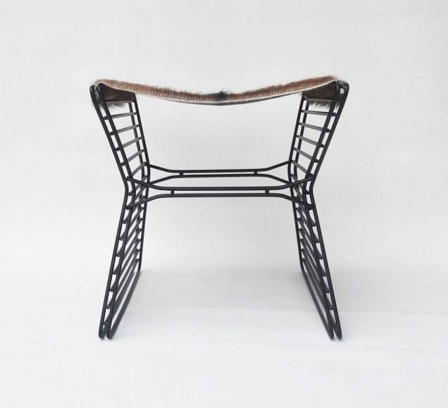 Dois em um, uma única peça funciona tanto como banqueta quanto como mesa. Arame, assinada por Mariana Betting e Roberto Hercowitz para emDoisdesign, ganha um uso diferente quando o seu assento em pele (ou lona) é trocado por uma bandeja metálica. A marca está confirmada no Studio High Dois em um, uma única peça funciona tanto como banqueta quanto como mesa. Arame, assinada por Mariana Betting e Roberto Hercowitz para emDoisdesign, ganha um uso diferente quando o seu assento em pele (ou lona) é trocado por uma bandeja metálica. A marca está confirmada no Studio High