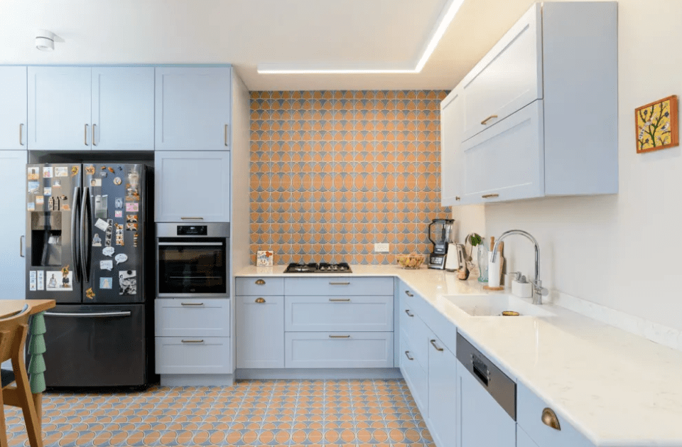 6-apartamento-cinzento-em-tel-aviv-agora-e-alegre-e-colorido